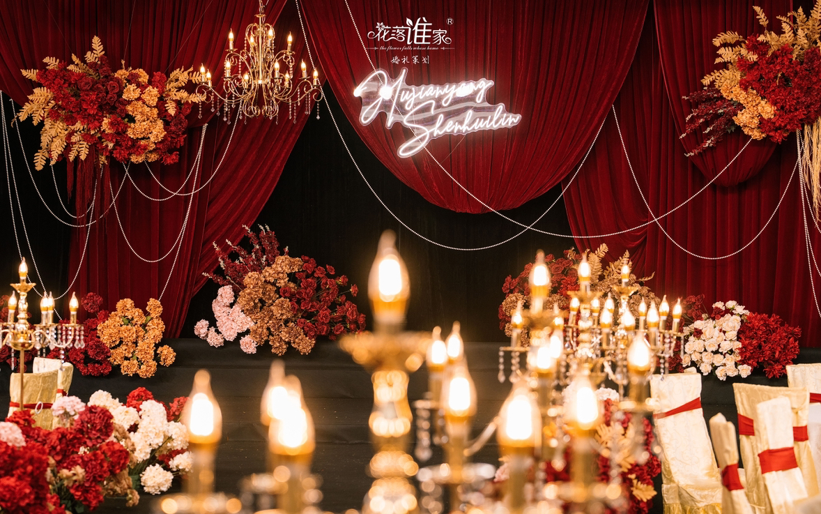 復古紅金配色，演繹婚禮浪漫