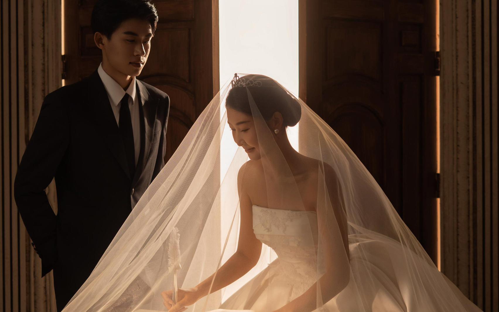 高級(jí)感與儀式感并存的室內(nèi)婚紗照