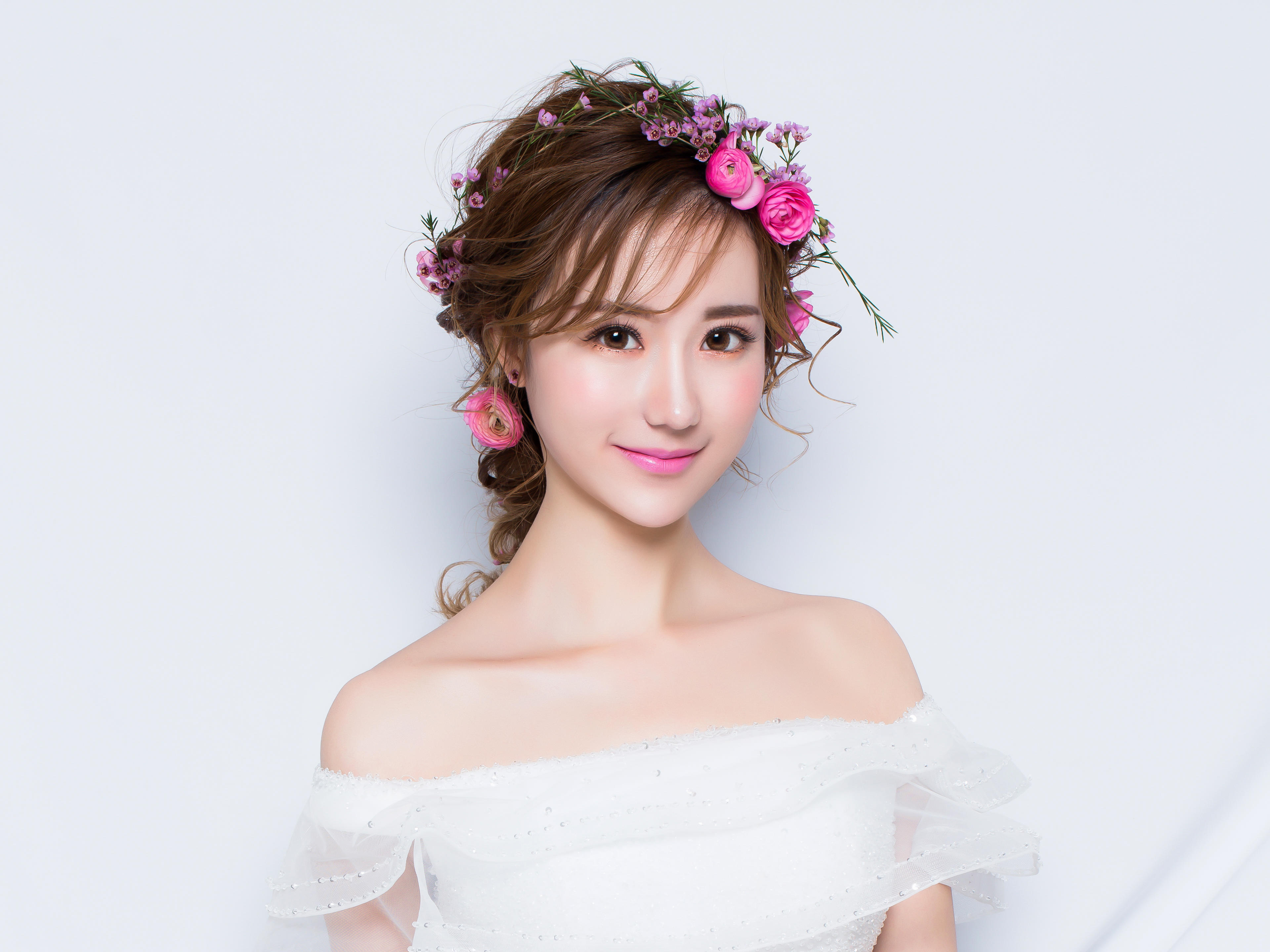 婚纱跟妆_婚纱跟秀禾服同款发型(3)