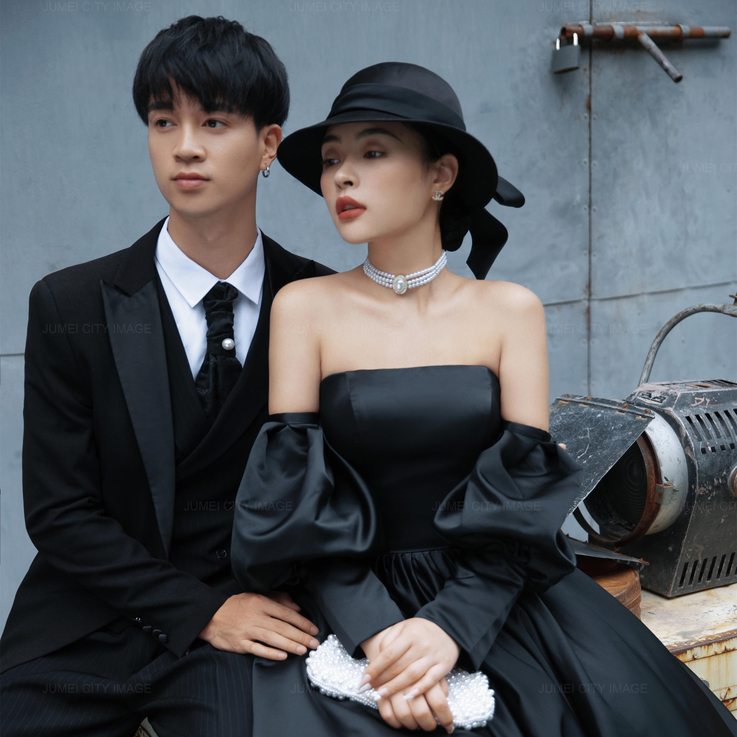 优雅轻奢的一套赫本风婚纱照，演绎着“优雅是永不褪