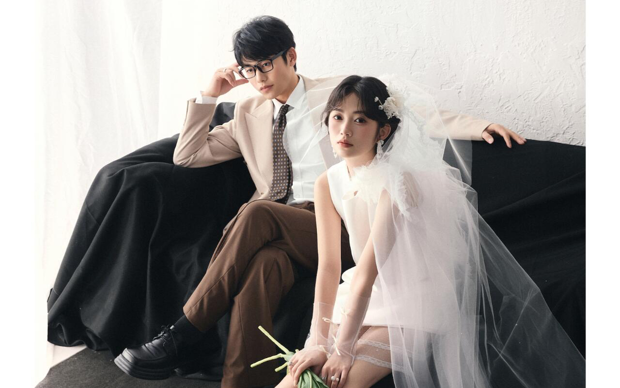 無法拒絕的室內(nèi)極簡膠片感婚紗照