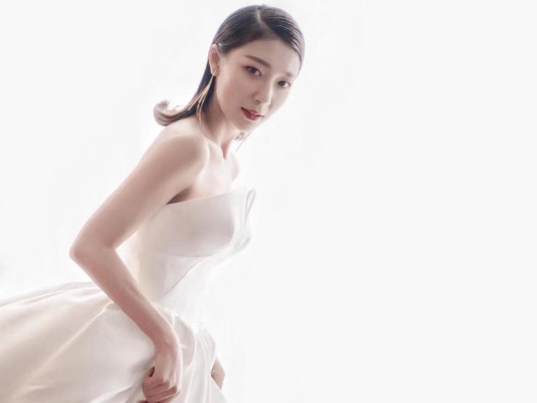 【榜单热销】资深档全天跟妆定制造型+送亲友装