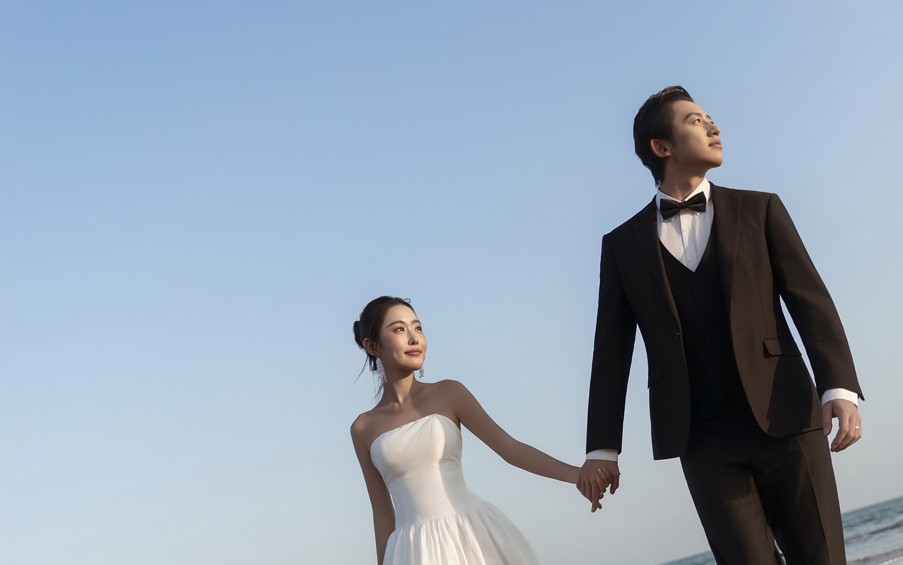 海边的松弛感婚纱照｜把⾃由写进⻛⾥