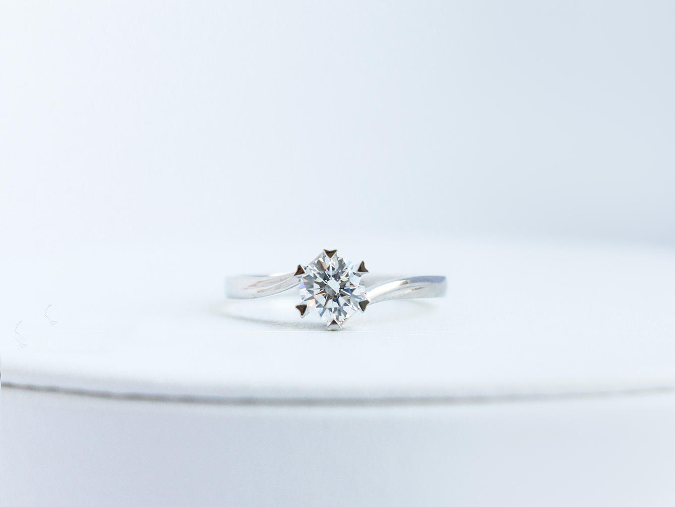 简约轻奢｜涓涓 纽臂心形爪钻戒