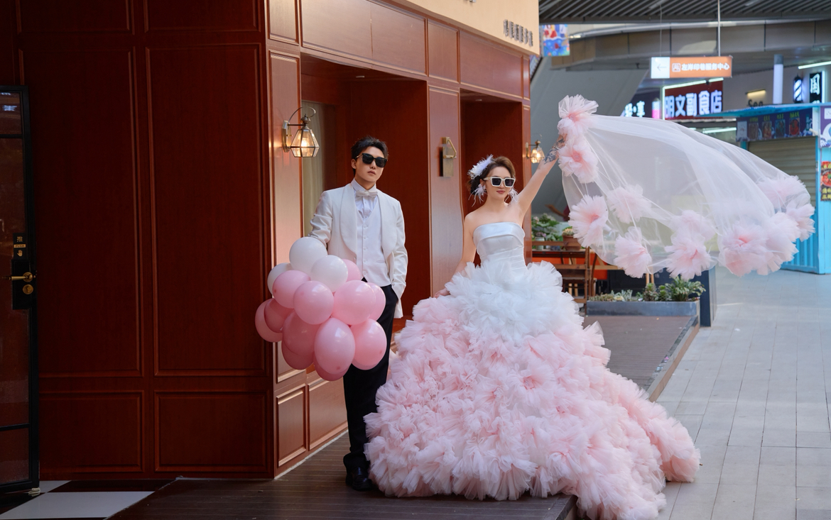 小众不撞款自由感甜妹街拍婚纱照 