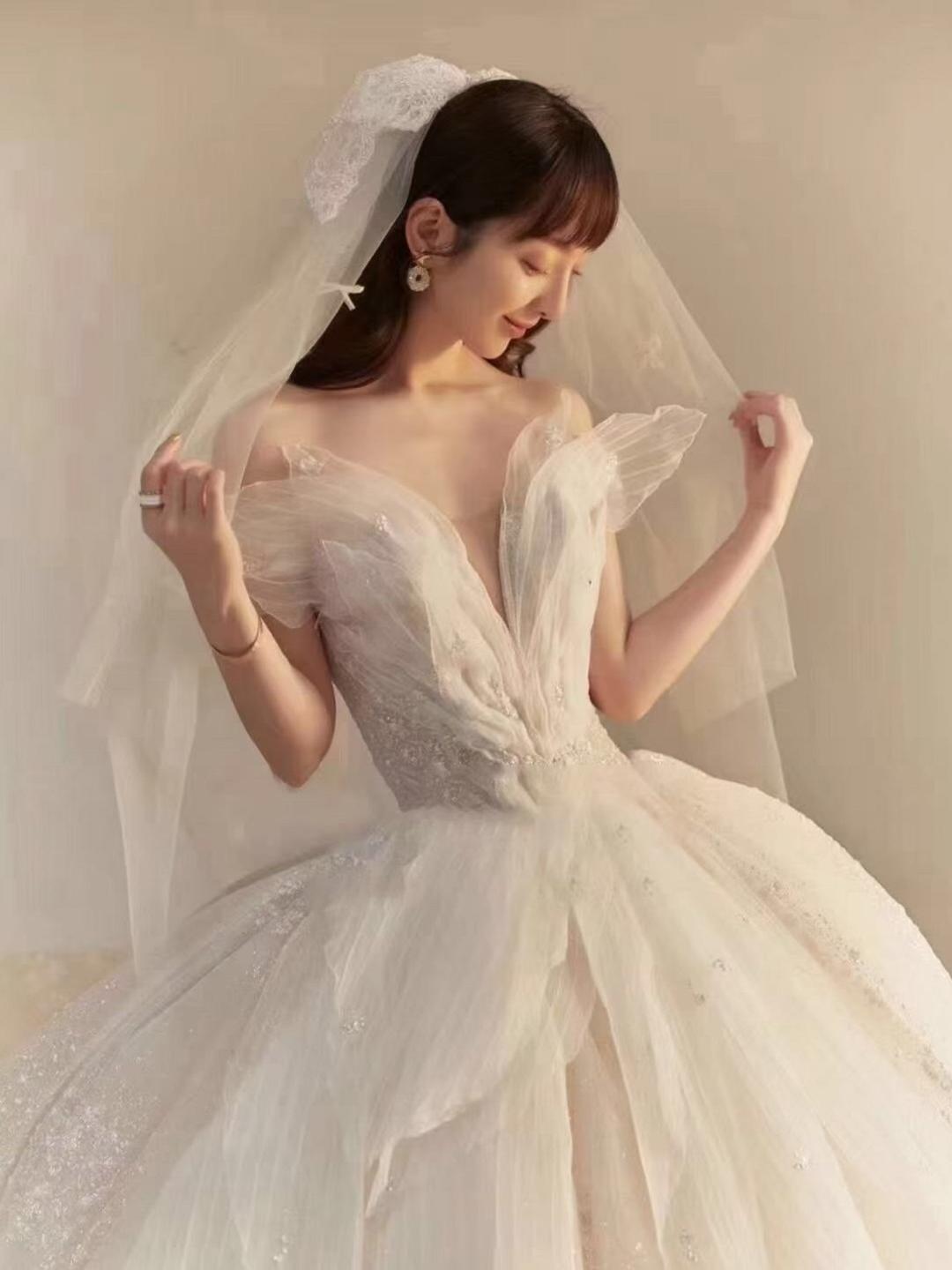 【人气套餐】专业全天跟妆+婚纱礼服免租