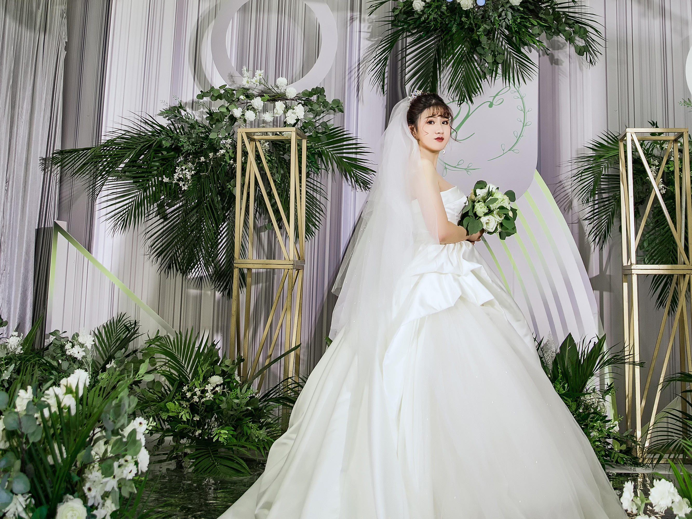 特惠【电视台造型师】跟妆3套+美甲全款礼+亲友妆