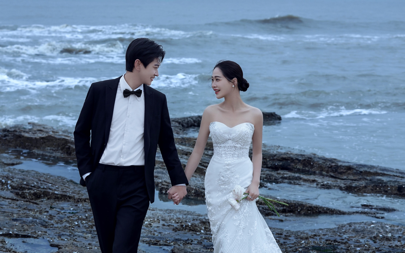 电影感一绝的蓝调时刻海边婚纱照