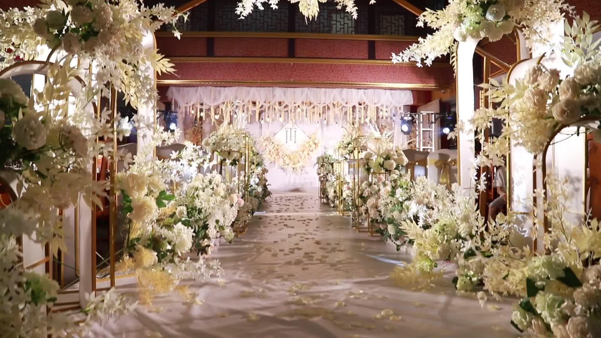 泰安柏悦婚礼2021婚礼新风尚香槟色系小吊顶七连