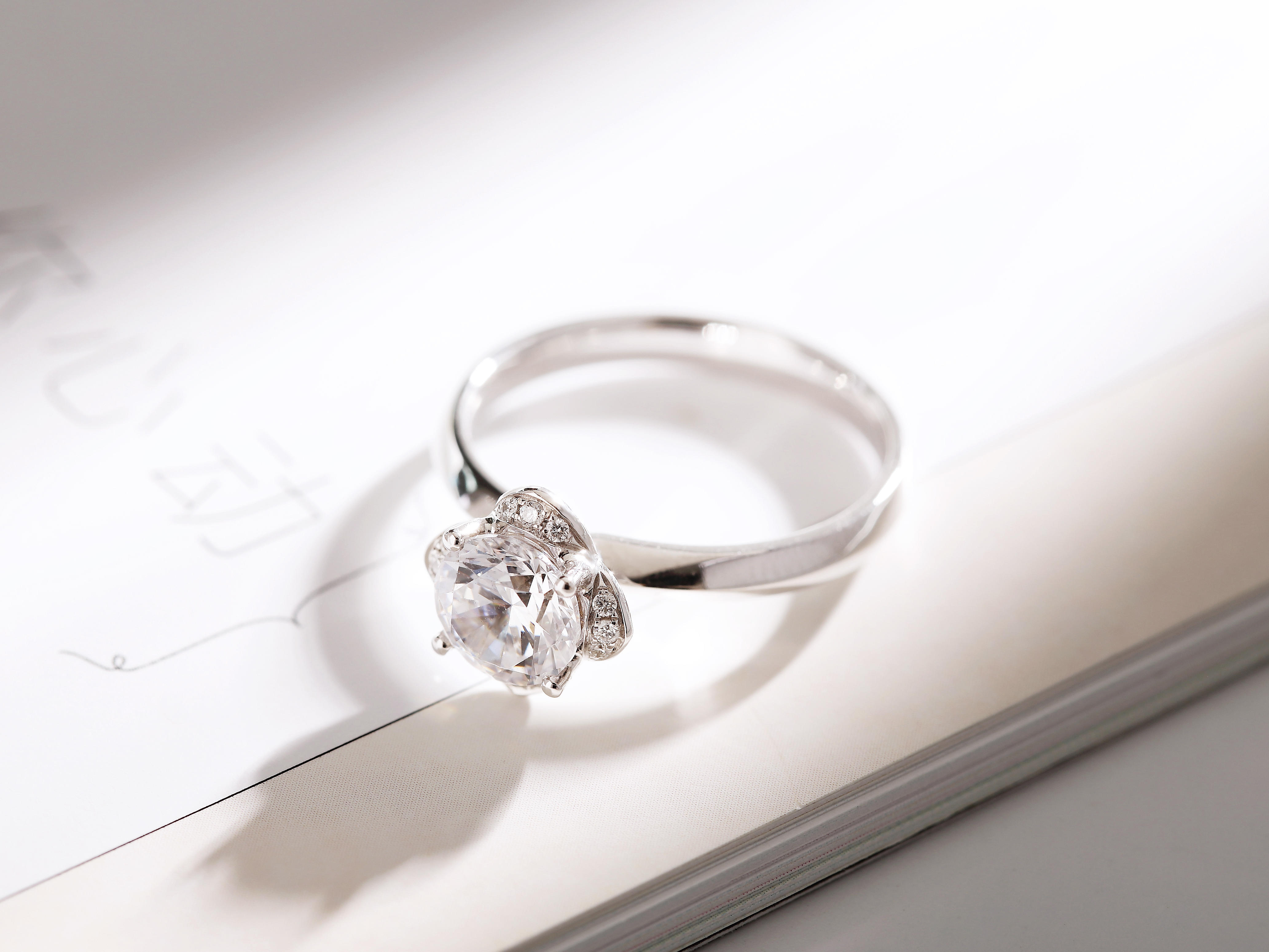  30分50分1克拉钻石戒指正品女花朵彩金钻戒