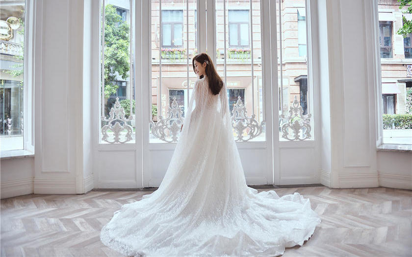 美纪新款 经典极细吊带裙搭配公主斗篷