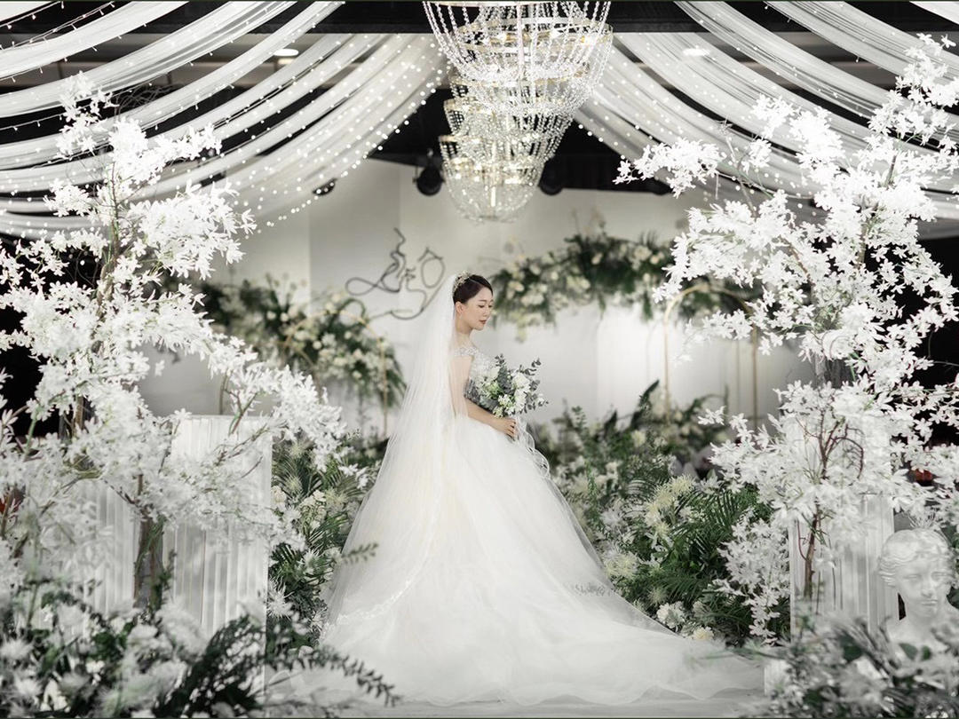 「昆明欣宴春厅」白绿色韩式森系吊顶浪漫婚礼