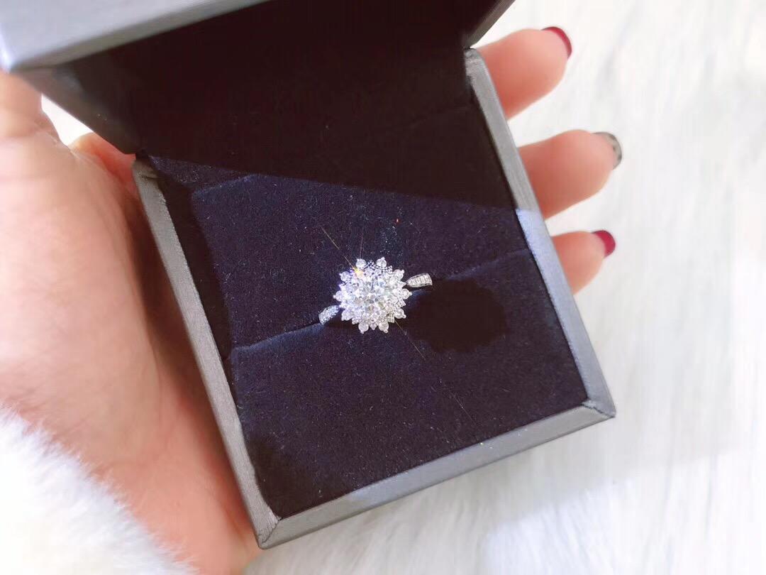 米兰珠宝——18K金太阳花钻戒