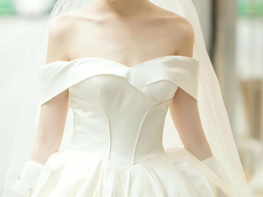 人气一字肩显瘦进口缎面主婚纱送伴娘服送口红