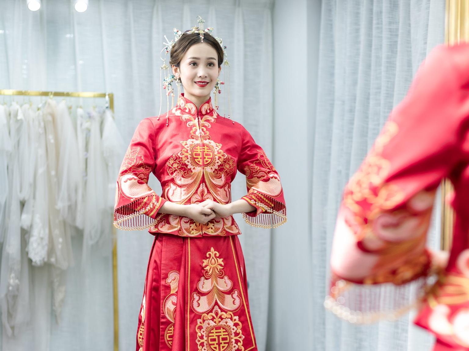 抹胸婚纱+秀禾+蝴蝶结敬酒服+伴娘服