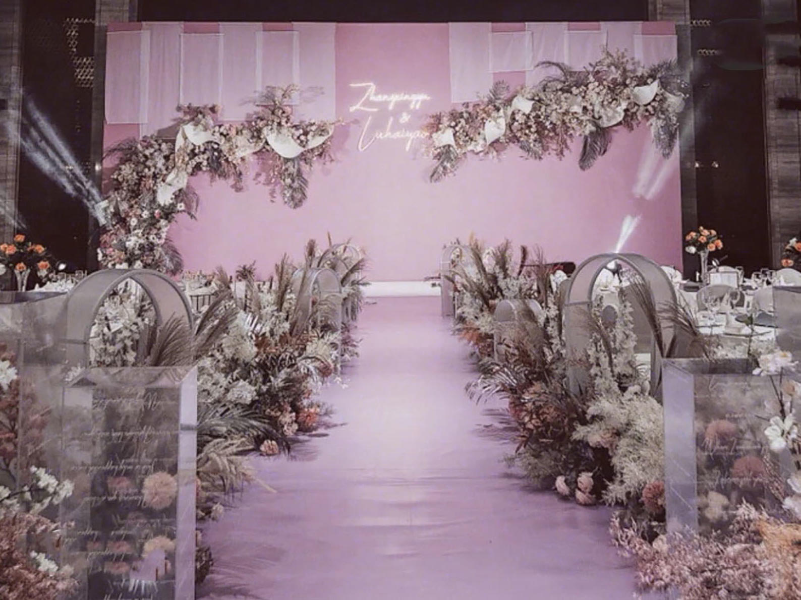 成都婚礼策划双双囍事婚礼馆室内粉色简约暗场ins