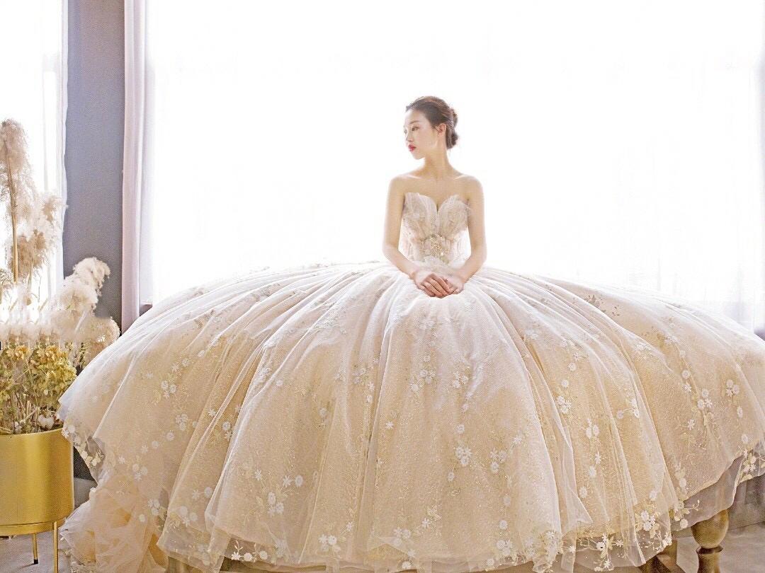 【性价比套餐】6件套婚纱+新娘跟妆