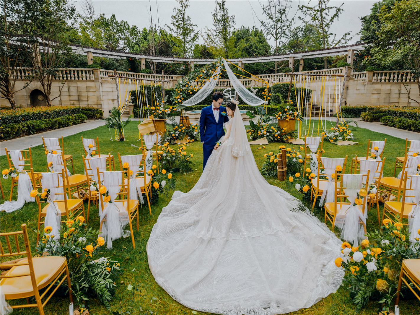 种草网红/白金汉爵香槟极简风