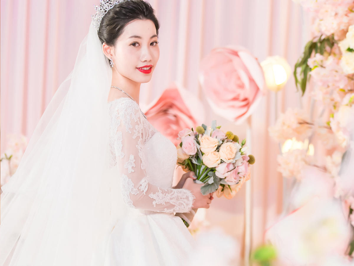 V领长袖蕾丝钉珠缎面大拖尾主纱