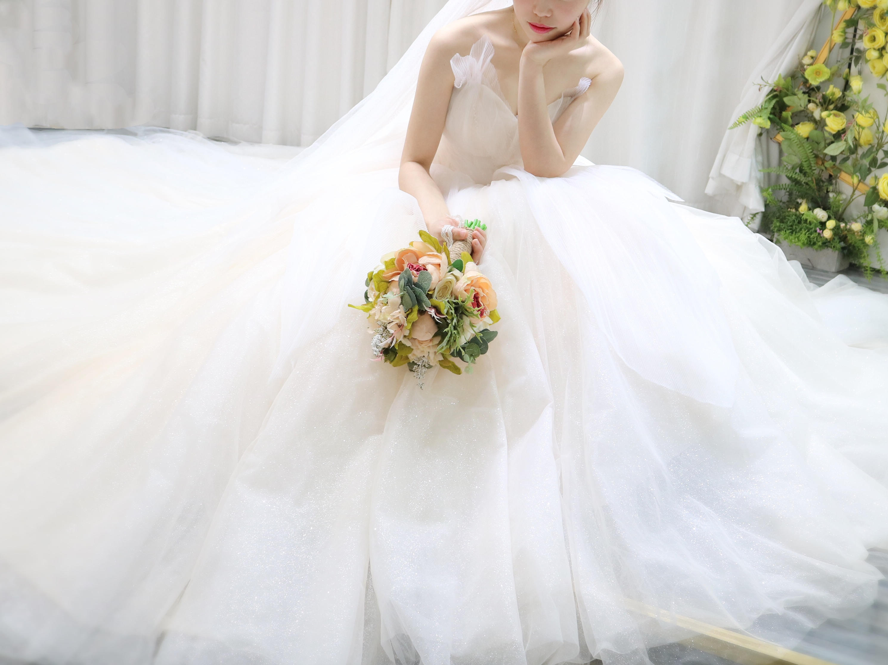 【新年钜惠】设计师品牌婚纱八件套+金牌跟妆