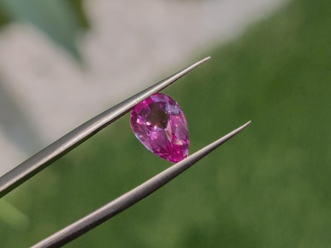 高品质全晶体粉色水滴形蓝宝石
