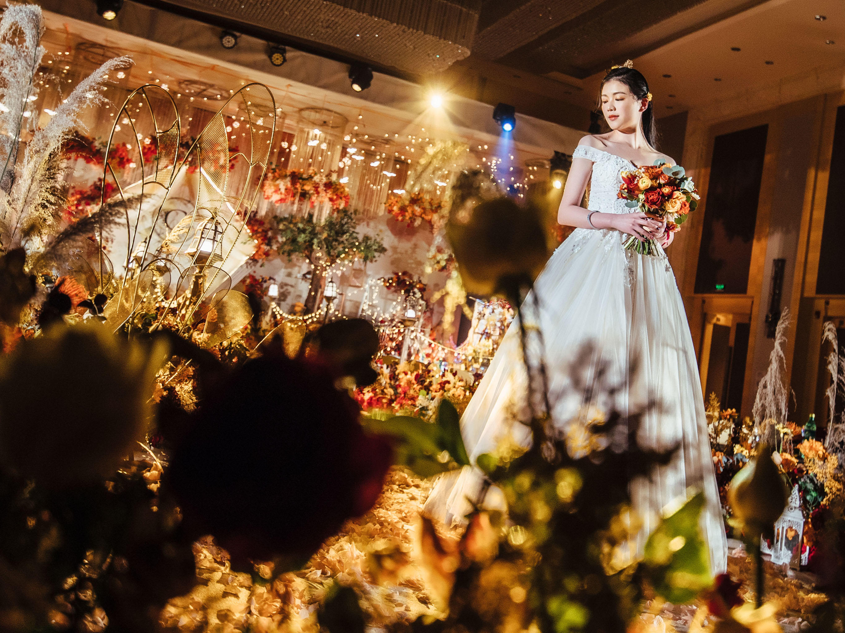 【Ever特惠】婚纱三件套+高级化妆师半天跟妆