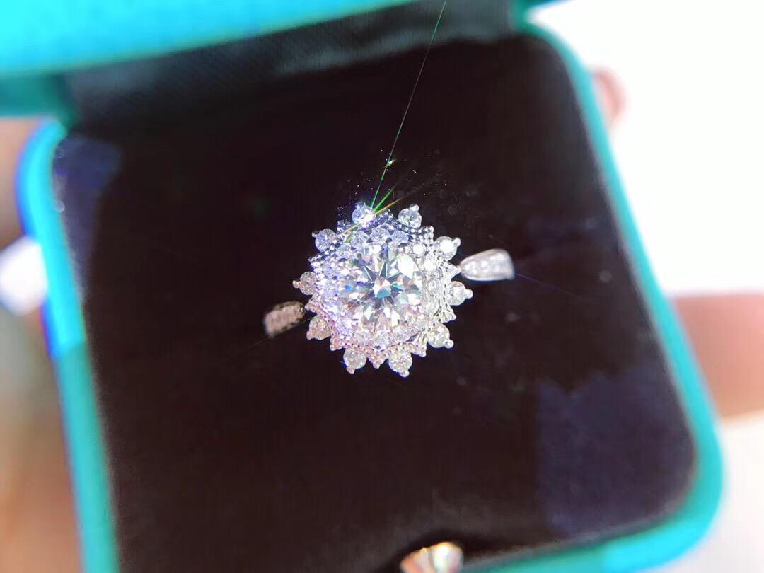 米兰珠宝——18K金太阳花钻戒