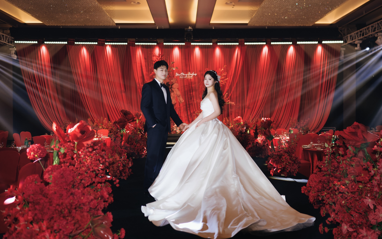 红色布幔演绎秀场风婚礼