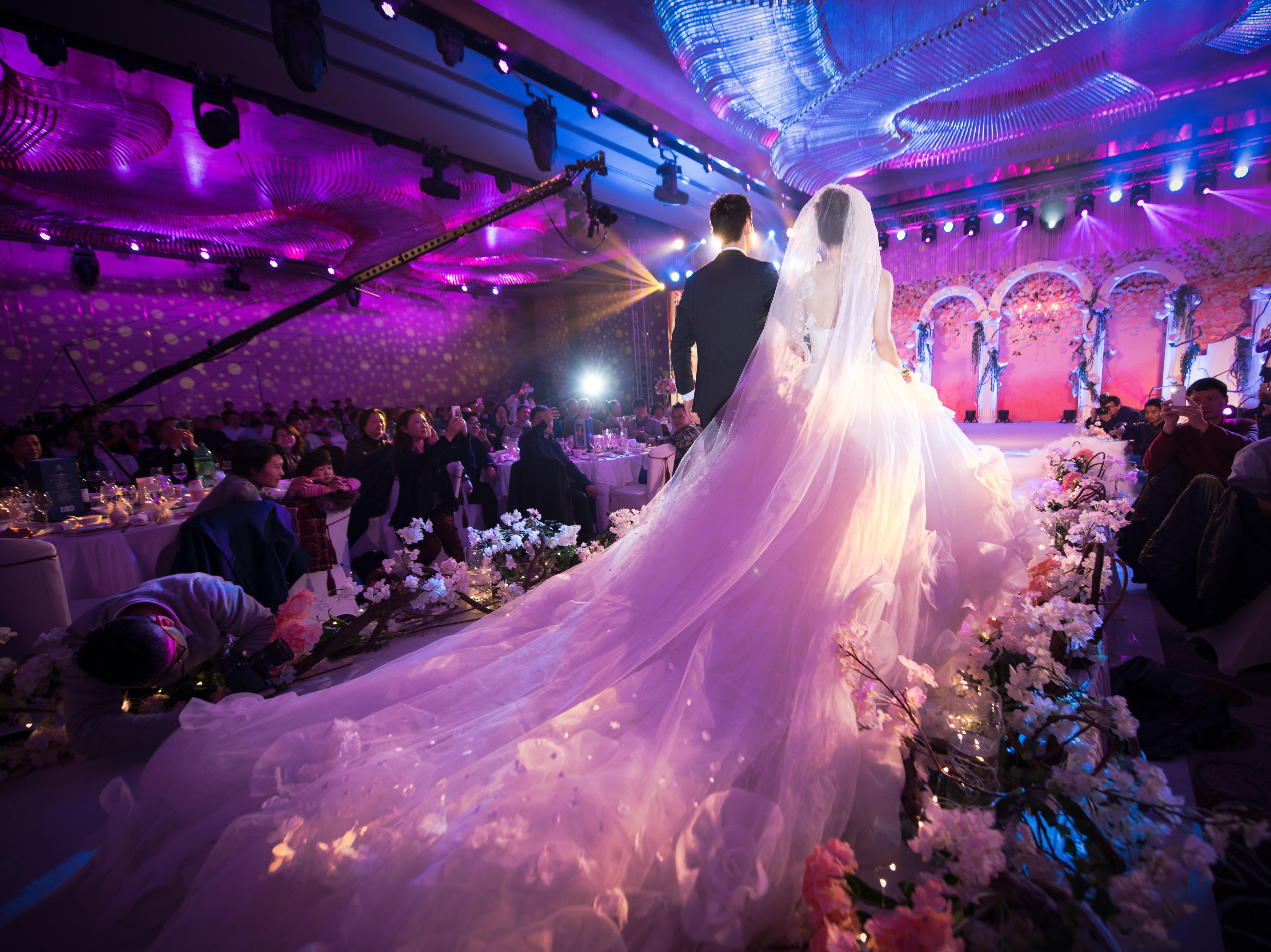 资深主持人+私人订制台词+音乐