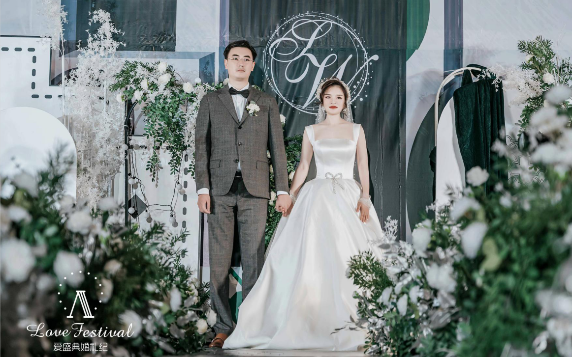 【爱盛典婚礼定制】Ins简约白绿清新婚礼现场