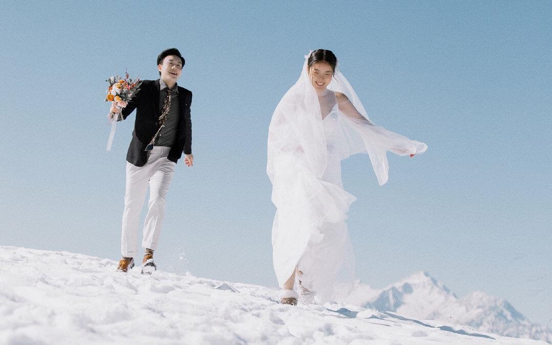 可爱的人会在冬季拍雪景婚纱照