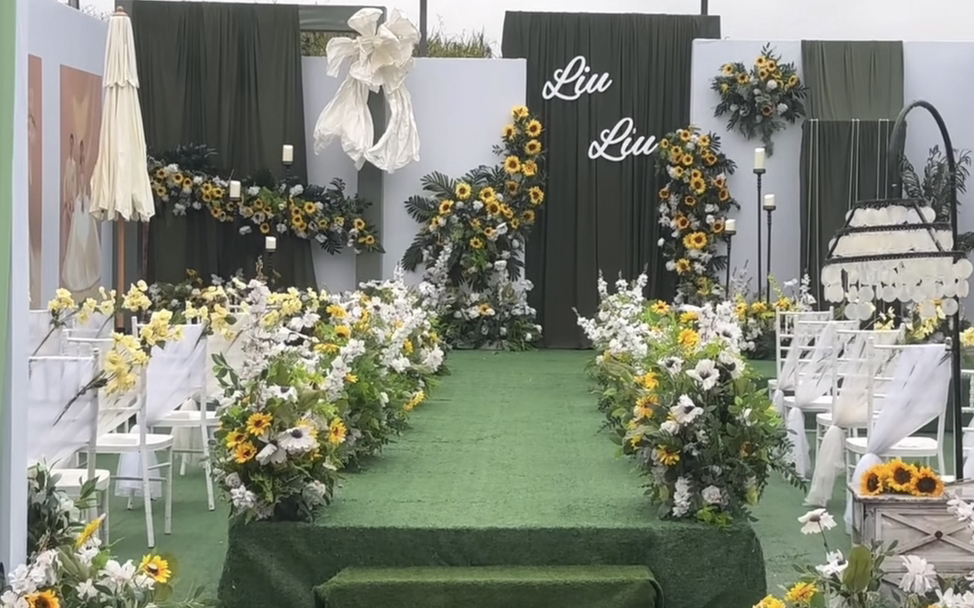 户外白绿色系草坪婚礼布置