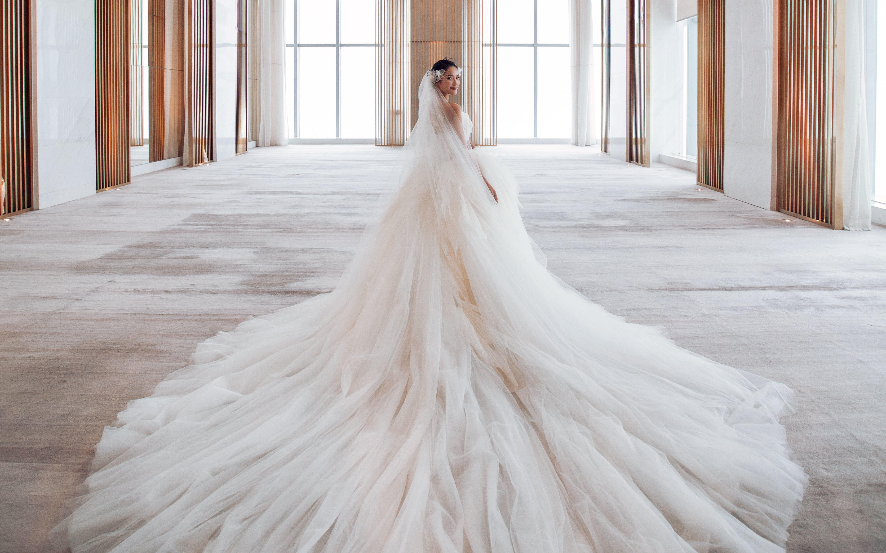 国内设计师品牌 抹胸海浪大拖尾