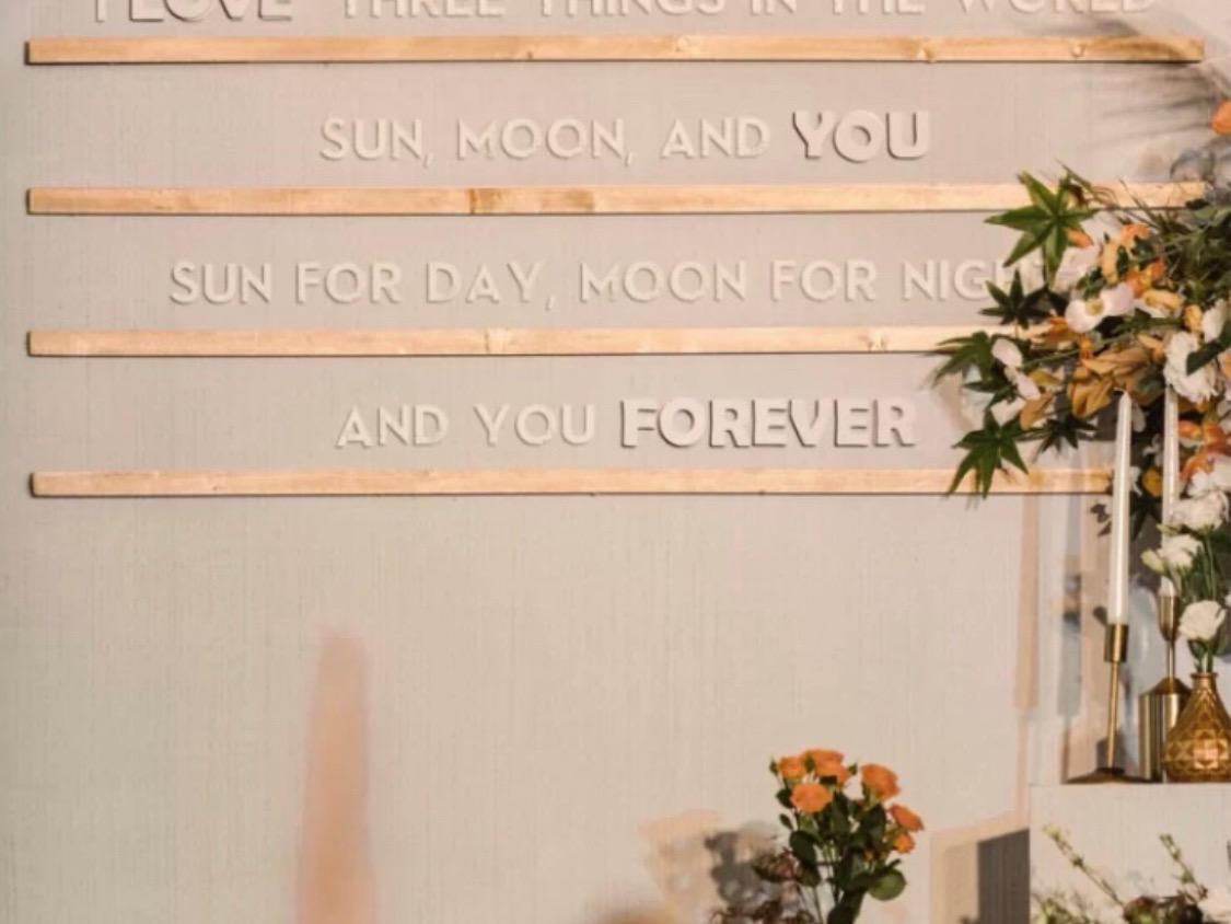 恬静温柔的珊瑚橙和低调沉稳的白灰色碰撞