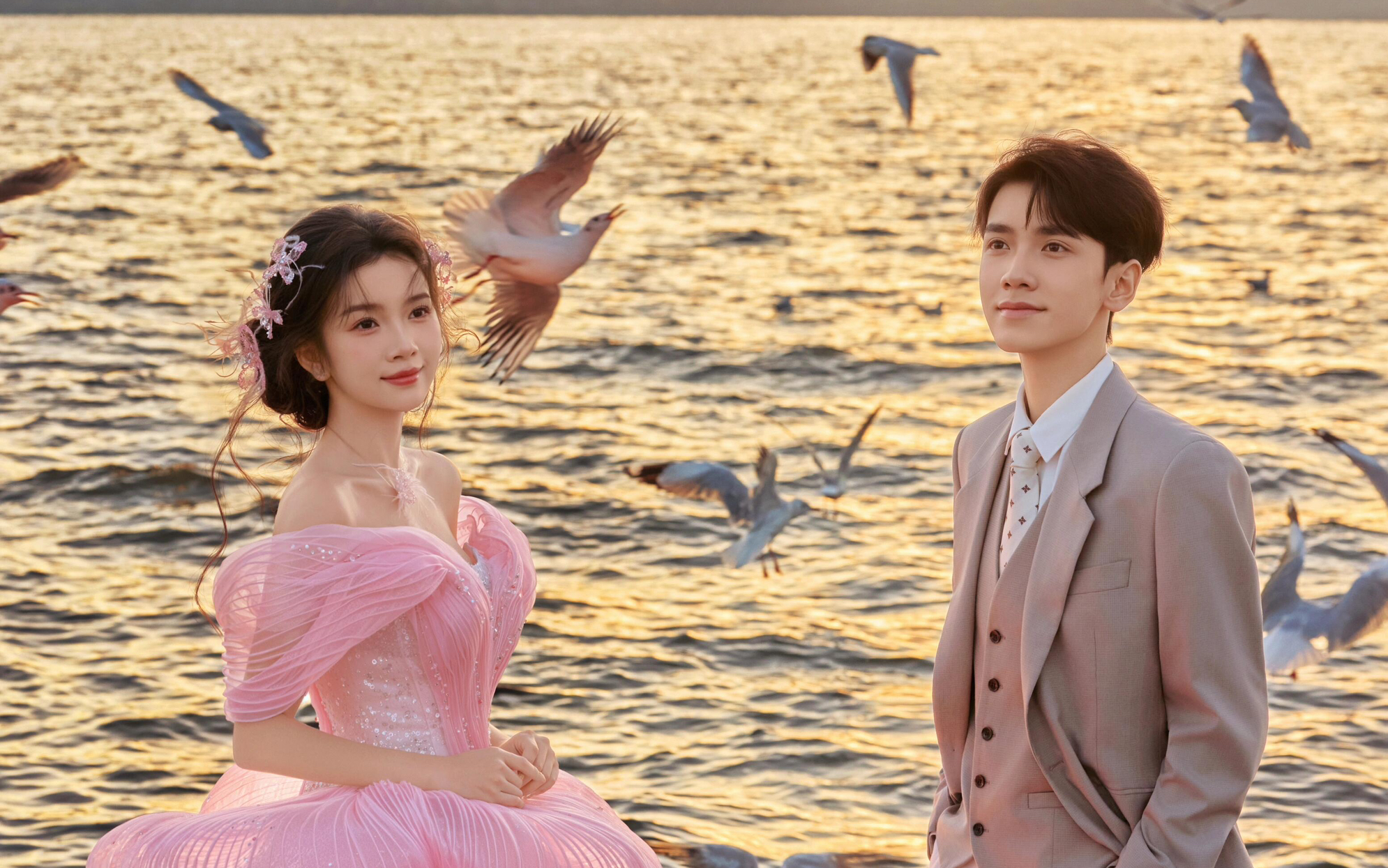 粉色婚紗配上洱海的晨光，太美了