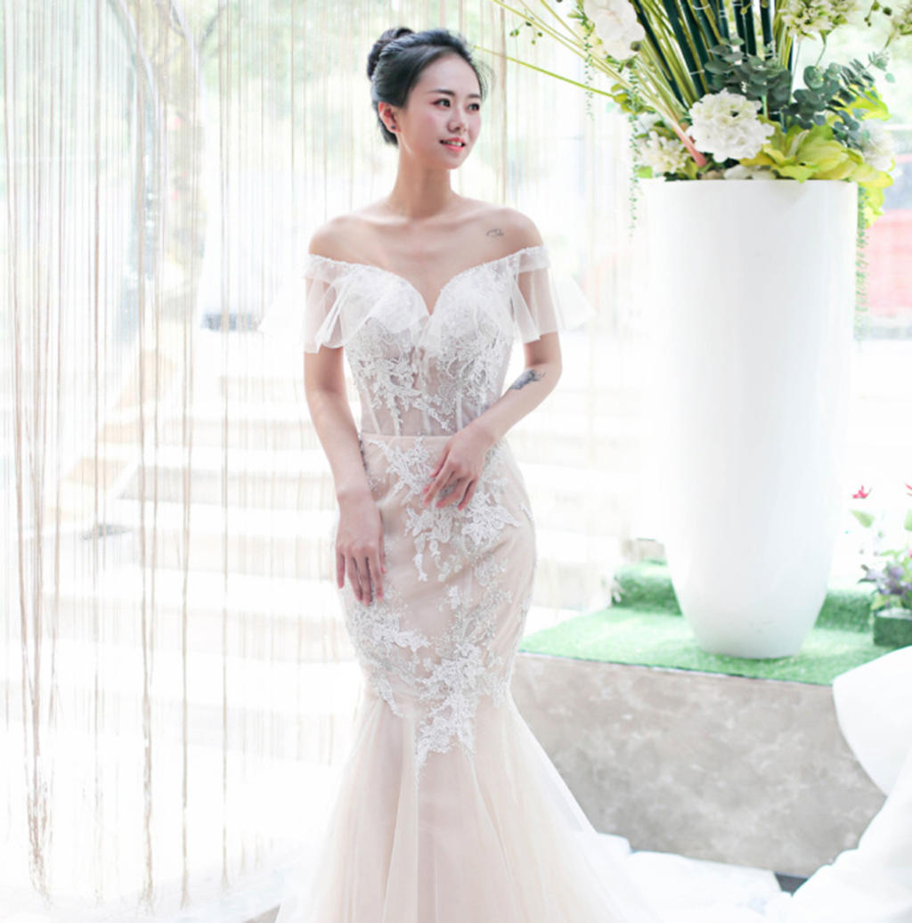 性感婚纱图片_性感情趣婚纱美女(2)