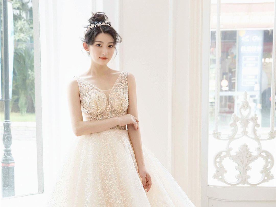 【超值租赁】奢华高端定制婚纱+钻石跟妆+伴娘服