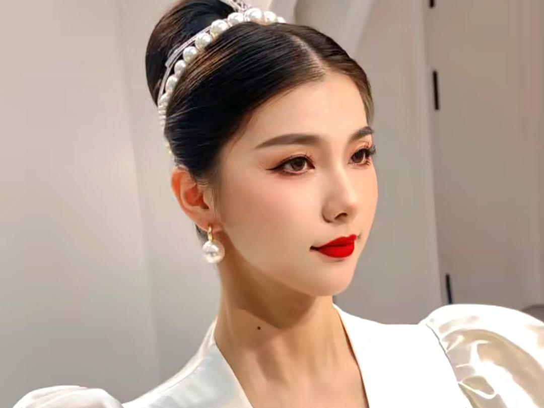 总监化妆师+全天跟妆+4套妆造+赠送妈妈伴娘新郎