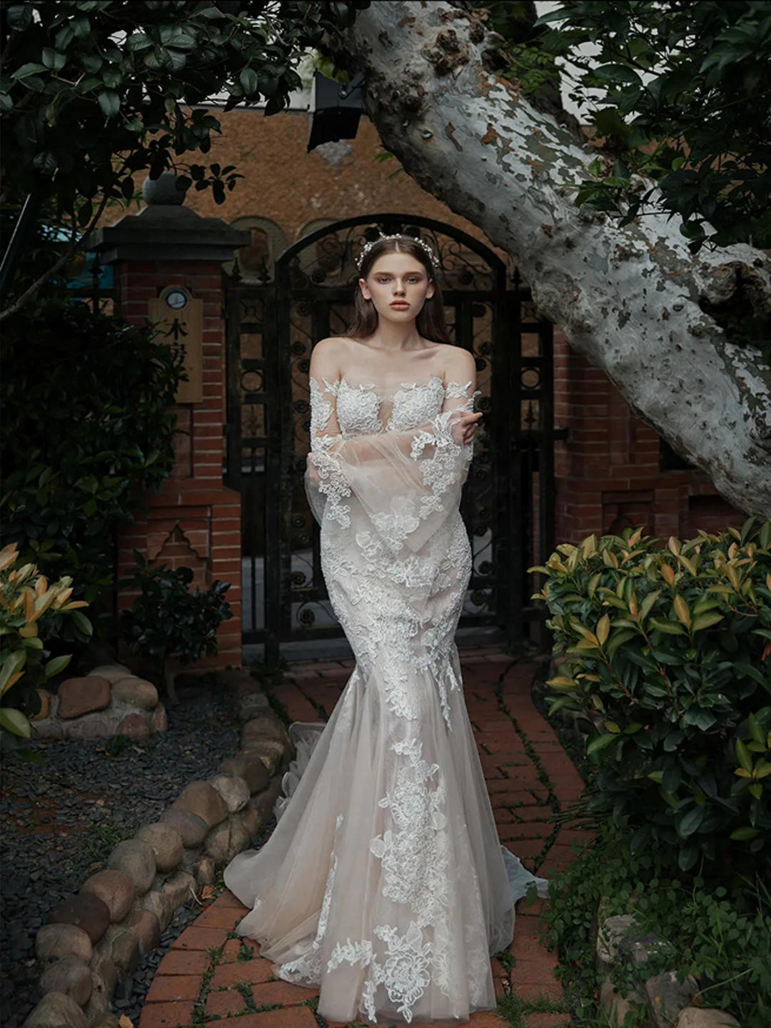 镂空优雅精致蕾丝修身浪漫拖尾裙