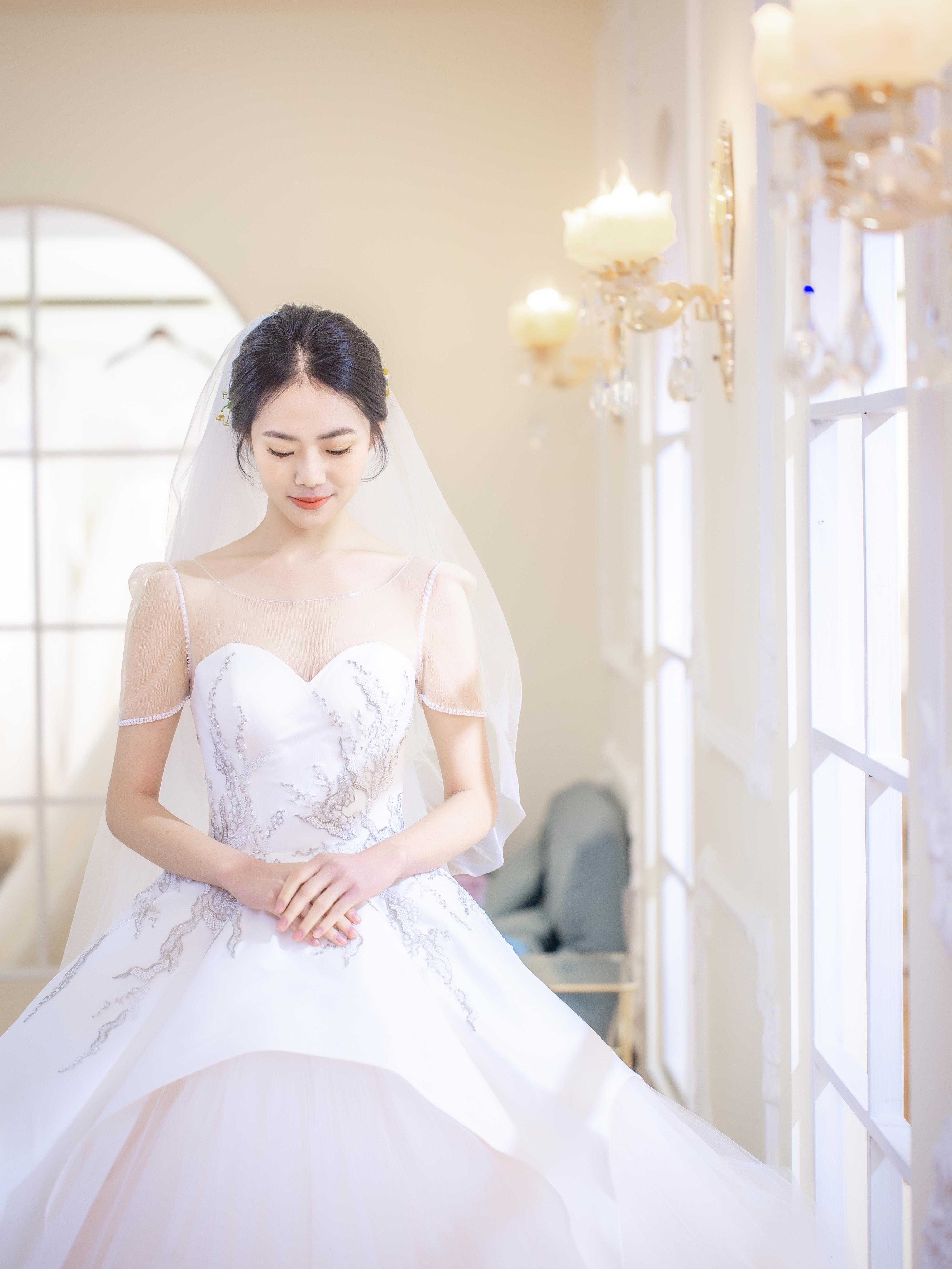 减龄缎面婚纱 燃爆所有俏皮优雅