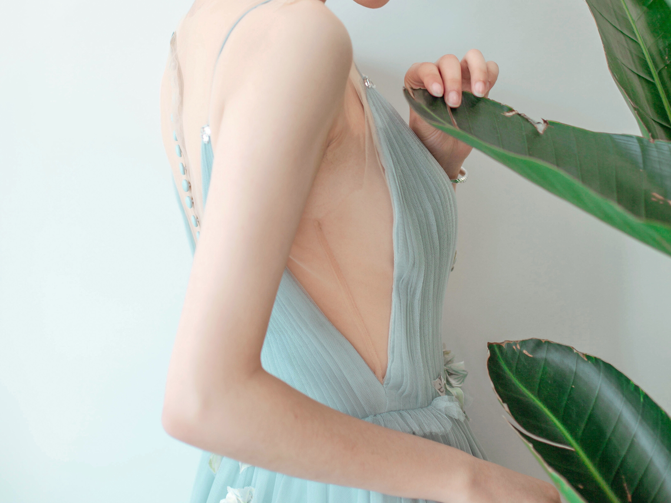 新娘当天全部嫁衣+高定新郎西装+高级化妆师跟妆