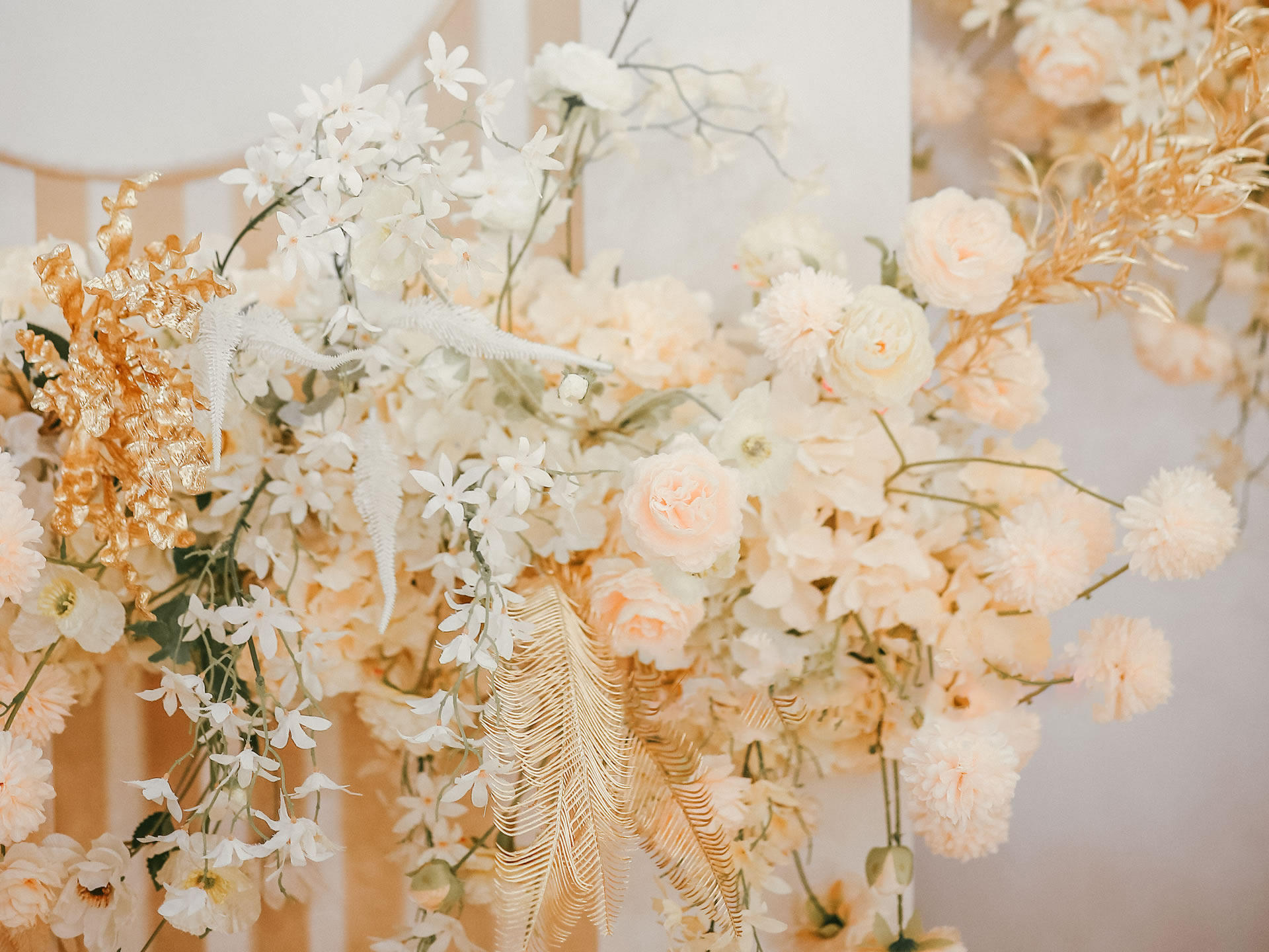 沉浸式个性主题婚礼布置。