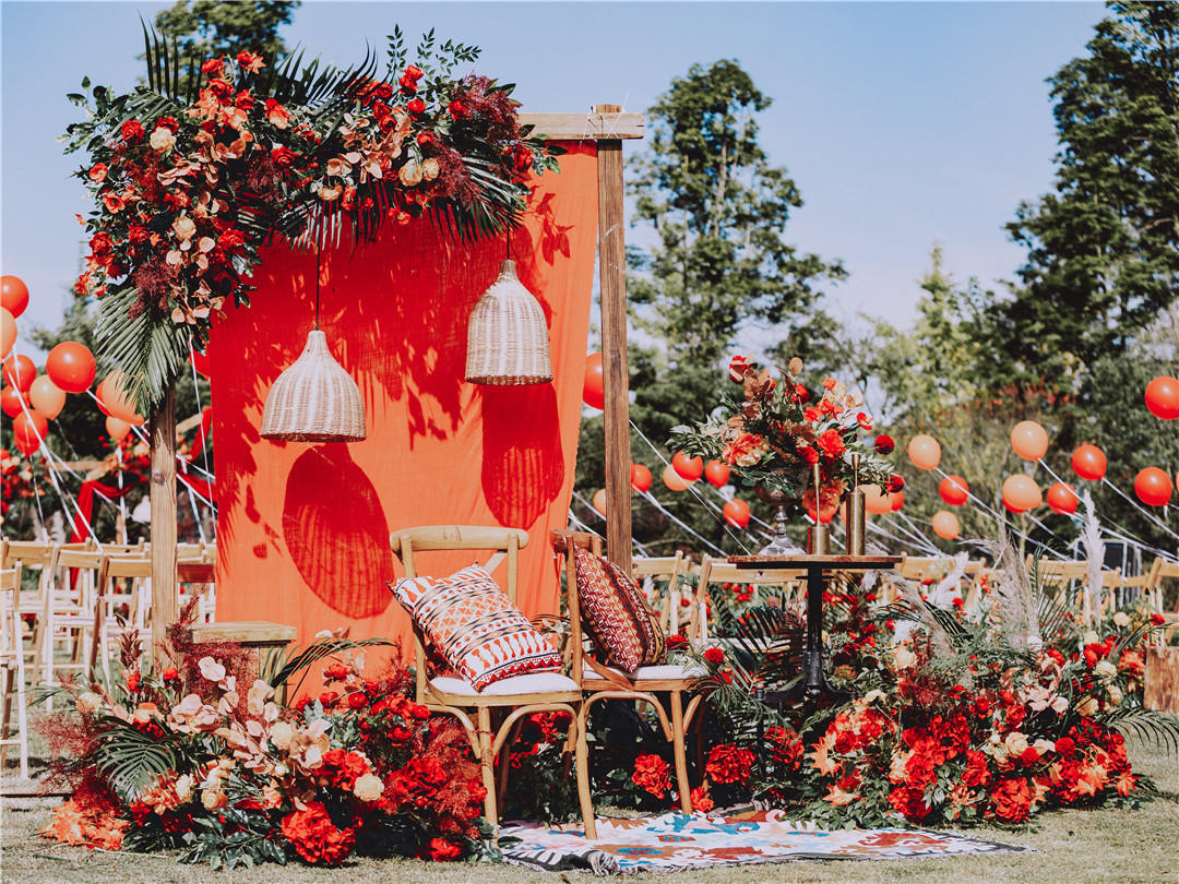 户外草坪田园复古橘色系婚礼小预算