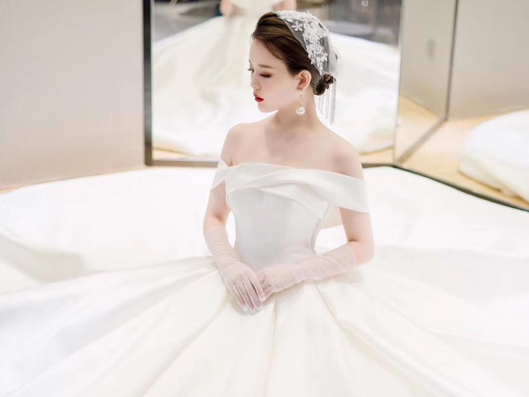 【限时特惠】婚纱三件套+高级化妆师2对1跟妆