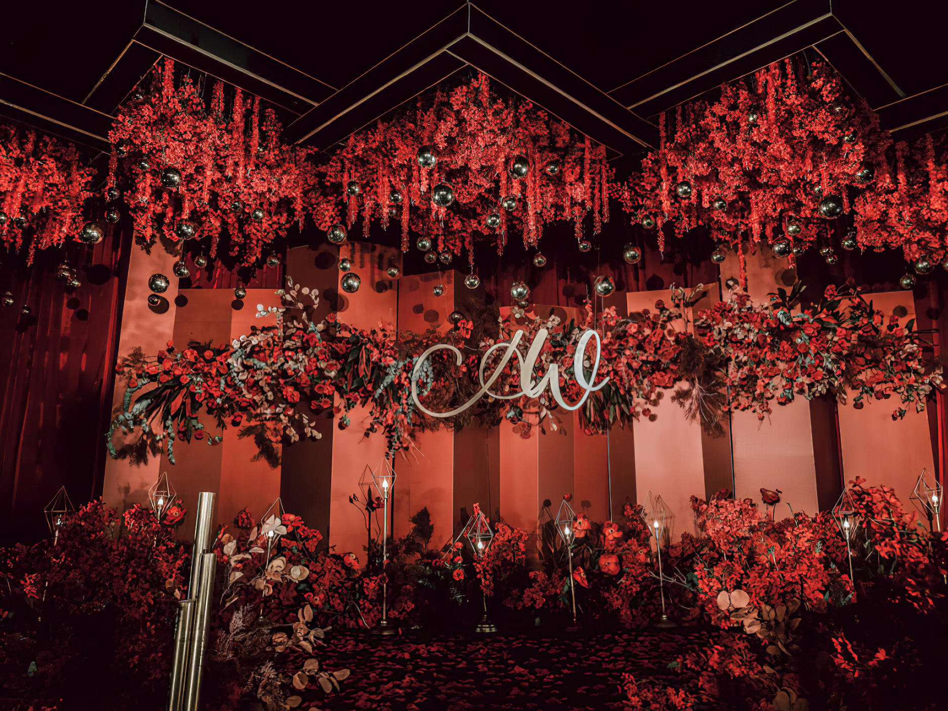 大红色系婚礼顶部装饰造型