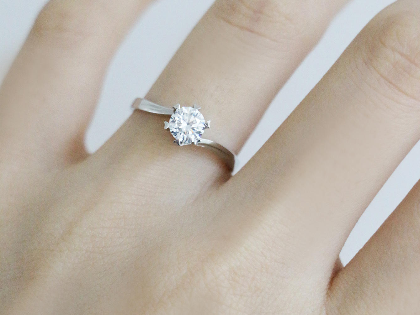 简约轻奢｜涓涓 纽臂心形爪钻戒