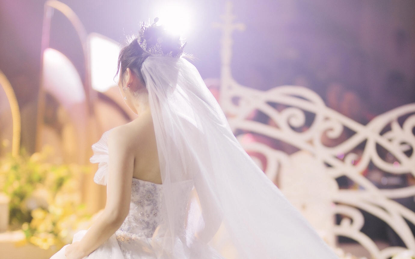 这是一款唯美单肩抹胸款大拖尾婚纱