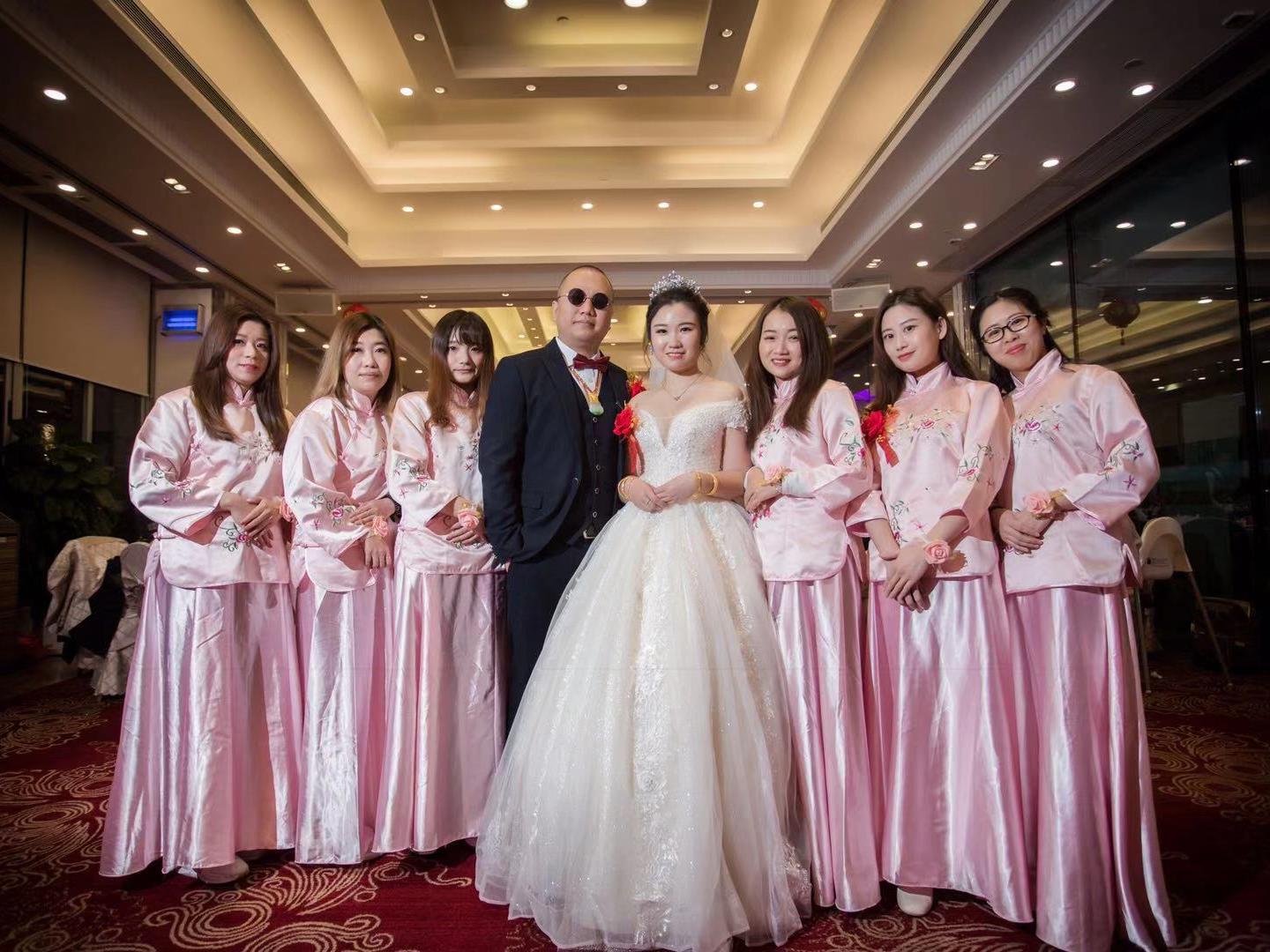 化妆师全天跟妆+一位伴娘妆+两个妈妈妆