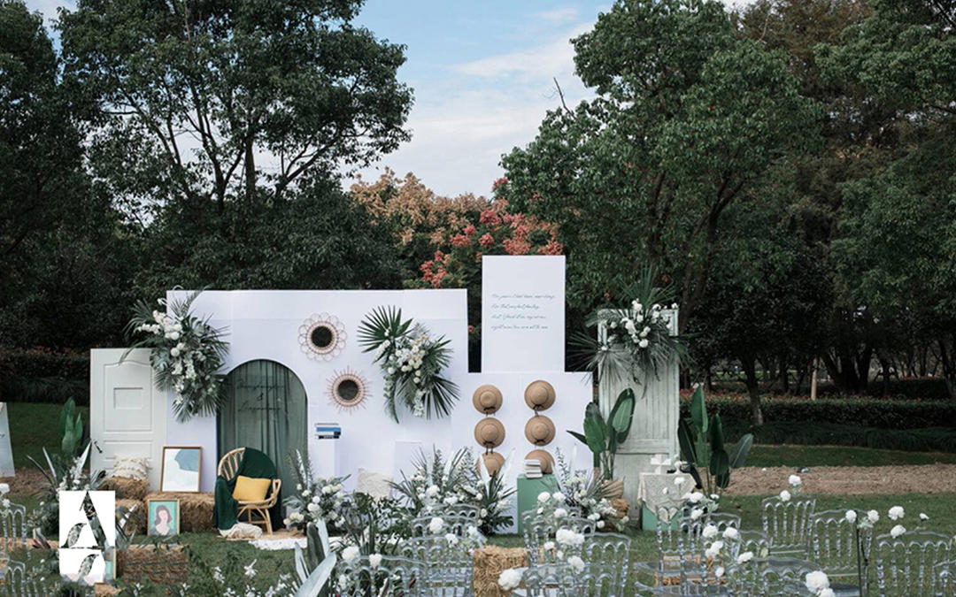 户外草坪婚礼，白绿色简约森系