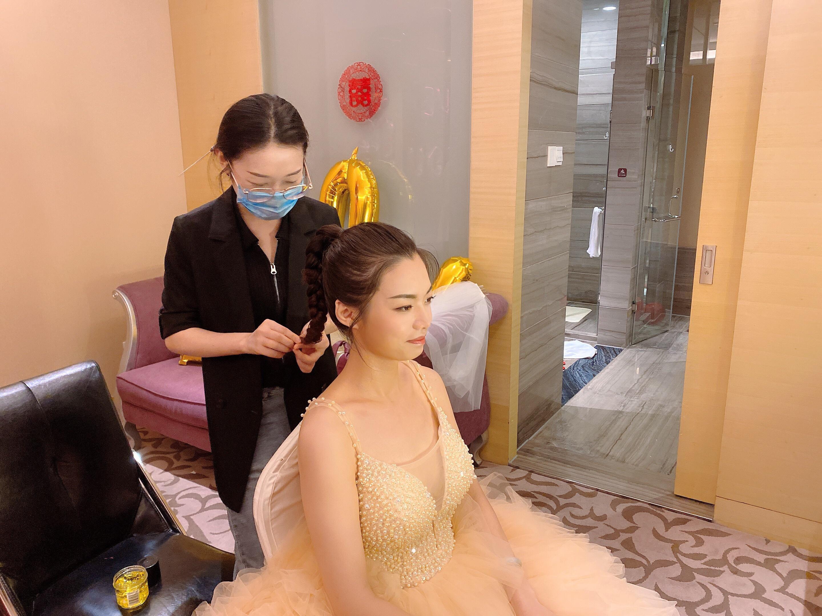 【总监化妆师】妆造4套+亲友妆+美甲